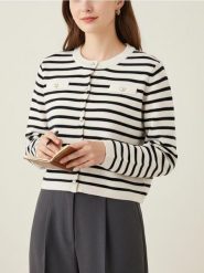 Akrylowy kardigan z kieszeniami piersiowymi - czarny. Czarne kardigany Sinsay, l, bez wzorów. Za 49.99 zł.