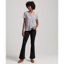 Damska koszulka z haftem i płomieniem v-neck Superdry. Niebieskie bluzki Superdry, bez wzorów, bez kołnierzyka, bez ramiączek. Za 106.45 zł.