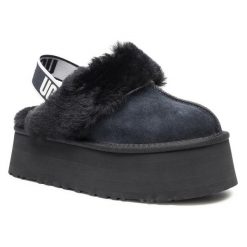 Kapcie Ugg. Czarne obuwie domowe UGG, bez wzorów, bez zapięcia. Za 589.99 zł.