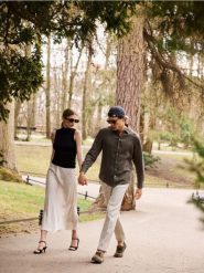 Zamszowe sandały - brązowy. Brązowe sandały Reserved, bez wzorów, z zamszu, bez obcasa, bez zapięcia. Za 159.99 zł.