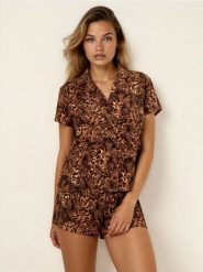 Wiskozowa piżama z szortami ze wzorem zwierzęcym - wielobarwny. Piżamy Sinsay, bez wzorów, z wiskozy, bez ramiączek. Za 49.99 zł.