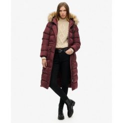 Długi płaszcz z futerka sztucznego Everest. Czerwone płaszcze Superdry, bez wzorów, bez kaptura. W wyprzedaży za 589.45 zł.