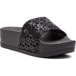 Klapki DKNY - Hampton K4893539 Black. Czarne klapki DKNY, bez wzorów, z materiału, bez obcasa. W wyprzedaży za 219.00 zł.