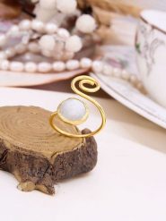 L'Atelier de Gaia Pozłacany pierścionek z kamieniem księżycowym rozmiar: onesize. Białe pierścionki L'Atelier de Gaia, z kamieniem księżycowym, pozłacane. Za 129.95 zł.