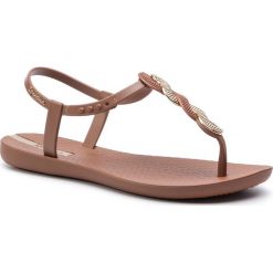 Sandały IPANEMA - Premium Curl Fem 82674 Brown/Gold 20933. Brązowe sandały Ipanema, bez wzorów, z tworzywa sztucznego, bez obcasa, bez zapięcia. W wyprzedaży za 139.00 zł.