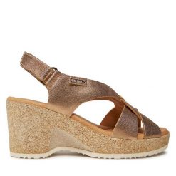 Sandały Pikolinos. Żółte sandały Pikolinos, bez wzorów, bez obcasa, na koturnie, bez zapięcia. Za 499.99 zł.