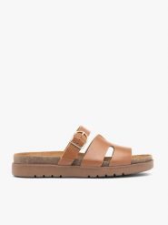 Brązowe klapki H z paskiem z klamrą. Brązowe klapki Ryłko, bez wzorów, ze skóry, z okrągłym noskiem, bez obcasa, na płaskiej podeszwie. Za 379.99 zł.