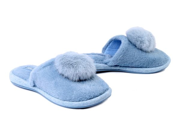 METEOR 246 Duży pompon niebieski, kapcie damskie. Niebieskie obuwie domowe Meteor, bez wzorów, bez zapięcia. Za 40.79 zł.