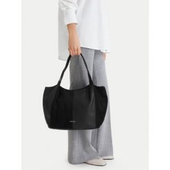 Torebka Lasocki. Czarne shopper Lasocki, bez wzorów, bez dodatków. Za 199.99 zł.