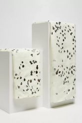 Szal letni z metalicznym nadrukiem w kropki beżowy. Brązowe szaliki MOODO, na lato, bez wzorów. W wyprzedaży za 15.99 zł.