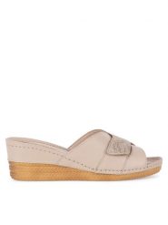 Go Soft Klapki ARC-2309-07 Beżowy. Brązowe klapki GO SOFT, bez wzorów, ze skóry, bez obcasa. Za 149.99 zł.