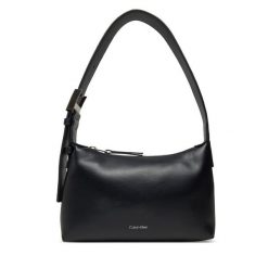 Torebka Calvin Klein. Czarne torebki klasyczne Calvin Klein, bez wzorów, bez dodatków. Za 219.99 zł.