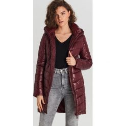 Pikowany płaszcz - Bordowy. Czerwone płaszcze Cropp, l, bez wzorów, bez kaptura. Za 159.99 zł.