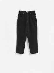 Jeansy mom fit z wysokim stanem - czarny. Czarne jeansy Reserved, bez wzorów, z podwyższonym stanem. Za 129.99 zł.