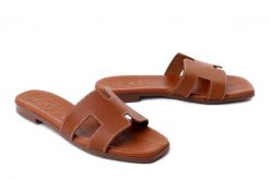 Oh! My Sandals 5810 ROBLE, klapki damskie. Brązowe klapki Oh My Sandals, bez wzorów, ze skóry, bez obcasa. Za 244.90 zł.