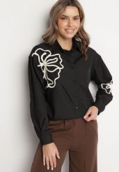 Czarna Koszula o Kroju Oversize z Wiskozą Zdobiona Kwiatową Aplikacją Zelbia. Czarne koszule Born2be, l, z aplikacjami, z bawełny, eleganckie, bez kołnierzyka, bez ramiączek. Za 84.99 zł.