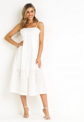 Biała Sukienka z Kwadratowym Dekoltem i Ozdobną Fakturą Raiya. Białe sukienki Born2be, l, bez wzorów, bez kołnierzyka, bez ramiączek, midi. Za 189.99 zł.