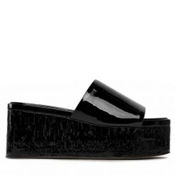 Klapki DKNY. Czarne klapki DKNY, bez wzorów, bez obcasa. Za 959.99 zł.