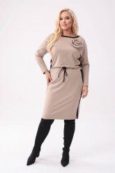 Elegancka beżowa ołówkowa sukienka Raya z czarnymi wstawkami i odpinaną różą PLUS SIZE XXL OVERSIZE. Brązowe sukienki Moda Size Plus Iwanek, do pracy, plus size, z aplikacjami, z materiału, biznesowe, bez kołnierzyka, plus size, bez ramiączek, midi, dopasowane. W wyprzedaży za 179.90 zł.