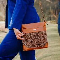 Listonoszka skórzana SHE 696 camel + pantera ciemna. Brązowe torebki klasyczne SHE, bez wzorów, ze skóry, bez dodatków. Za 299.99 zł.
