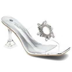 Klapki damskie Scaviola, transparentna cholewka z efektowną biżuteryjną aplikacją wsuwaną konstrukcją oraz smukłym obcasem, silver, H-27. Szare klapki Sca'viola, z aplikacjami, bez obcasa, na obcasie. Za 269.00 zł.
