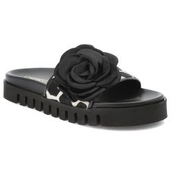 Czarne Klapki Chebello Stylowe Obuwie Damskie Żyrafa. Czarne klapki CheBello, bez wzorów, ze skóry, bez obcasa. Za 529.00 zł.