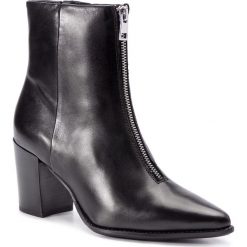 Botki BRONX - 34096-A BX 1499 Black 01. Czarne botki Bronx, bez wzorów, ze skóry, bez obcasa, na obcasie, bez zapięcia. W wyprzedaży za 299.00 zł.