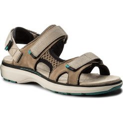 Sandały CLARKS - Un Roam Step 261339334 Sand Nubuck. Brązowe sandały Clarks, bez wzorów, z materiału, bez obcasa, bez zapięcia. W wyprzedaży za 259.00 zł.
