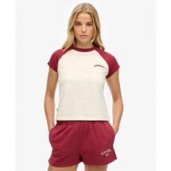 T-shirt z bawełny organicznej z rękawami raglanowymi i logo dla kobiet Superdry. Czerwone t-shirty Superdry, bez wzorów, z bawełny, bez kołnierzyka, bez ramiączek. Za 126.90 zł.