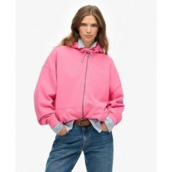 Damska bluza z kapturem zapinana na zamek Superdry Studios. Czerwone bluzy Superdry, bez wzorów, z kapturem. W wyprzedaży za 253.50 zł.