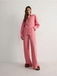 Koszula oversize w piżamowym stylu - czerwony. Czerwone koszule Reserved, l, bez wzorów, z bawełny, bez kołnierzyka, bez ramiączek. W wyprzedaży za 49.99 zł.