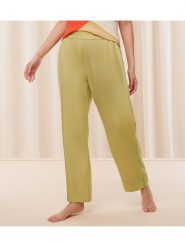 Triumph Spodnie w kolorze oliwkowym rozmiar: 42. Zielone spodnie materiałowe Triumph, bez wzorów, z lyocellu. Za 78.84 zł.