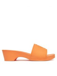 Guess Klapki E5GZ06 BB00F Pomarańczowy. Brązowe klapki Guess, z aplikacjami, z tworzywa sztucznego, bez obcasa. Za 179.99 zł.