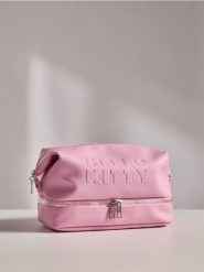 Kosmetyczka z tłoczonym napisem Hello Kitty - różowy. Czerwone kufry i kosmetyczki Sinsay, bez wzorów, z tłoczeniem, bez dodatków. Za 29.99 zł.