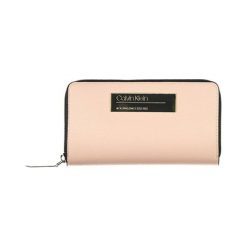 Portfel w kolorze beżowym. Brązowe portfele Calvin Klein, bez wzorów, z materiału. W wyprzedaży za 269.95 zł.