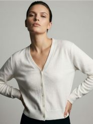 Klasyczny kardigan zapinany na guziki - biały. Białe kardigany Sinsay, l, bez wzorów. Za 39.99 zł.