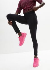 Miękkie legginsy sportowe z kieszeniami po bokach, dł. przed kostkę. Czarne legginsy sportowe bonprix, bez wzorów. Za 129.99 zł.