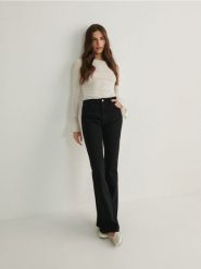 Jeansy bootcut - czarny. Czarne jeansy Reserved, bez wzorów. W wyprzedaży za 79.99 zł.