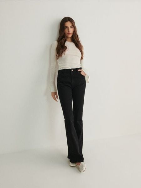 Jeansy bootcut - czarny. Czarne jeansy Reserved, bez wzorów. W wyprzedaży za 79.99 zł.