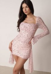 Różowa Cekinowa Sukienka VICES o Dopasowanym Kroju z Wiązaniem Adrasalphia. Czerwone sukienki Born2be, l, bez wzorów, eleganckie, bez kołnierzyka, bez ramiączek, mini, dopasowane. Za 269.99 zł.