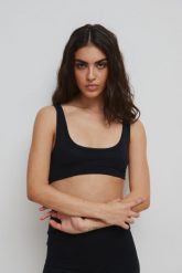 Gładki top na ramiączkach w wkolorze TOTALLY BLACK - LAGO-XS. Czarne koszulki sportowe Marsala, bez wzorów, z bawełny, bez ramiączek. W wyprzedaży za 35.96 zł.