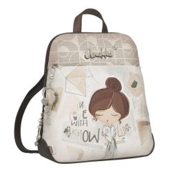 Plecak damski Anekke, z dekoracyjnym nadrukiem i metalowym logo zapinany na zamek z wygodną rączką regulowanymi szelkami oraz ozdobnym brelokiem, beż. Brązowe plecaki Anekke, bez wzorów. Za 389.00 zł.