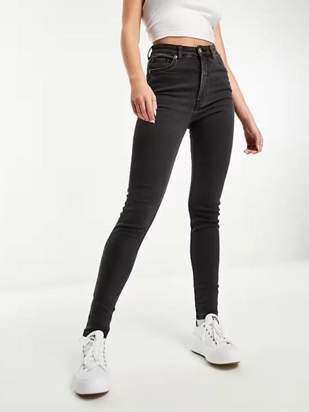 Monki Dżinsy - Slim fit - w kolorze czarnym rozmiar: W27. Czarne jeansy Monki, bez wzorów, z podwyższonym stanem. Za 41.20 zł.