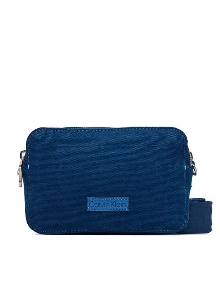 Calvin Klein Torebka Webbing Strap Canvas Camera Bag LV04F3385G Niebieski. Niebieskie listonoszki Calvin Klein, bez wzorów, z materiału, bez dodatków. Za 369.99 zł.