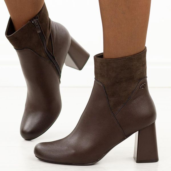 Brązowe skórzane botki damskie na słupku M.Daszyński Ol21-1. Brązowe botki M.Daszyński, na jesień, z aplikacjami, z jeansu, z okrągłym noskiem, bez obcasa, na obcasie, bez zapięcia. Za 259.00 zł.