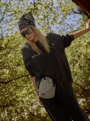 4F Bluza dresowa loose z nadrukiem damska - szara S. Czarne bluzy sportowe 4f, s, bez wzorów, z dresówki, bez kaptura. Za 169.99 zł.
