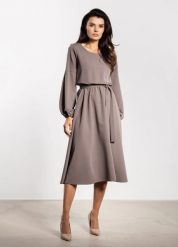 Elegancka sukienka rozkloszowana z długim rękawem taupe. Szare sukienki Infinite You, do pracy, l, bez wzorów, z materiału, biznesowe, bez kołnierzyka, bez ramiączek, midi, dopasowane. Za 309.00 zł.