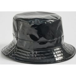 Winylowy kapelusz bucket hat - Czarny. Kapelusze Sinsay. Za 24.99 zł.