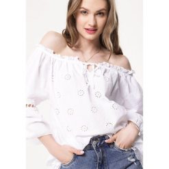 Biała Bluzka Twists. Białe bluzki Born2be, m, z aplikacjami, bez kołnierzyka, bez ramiączek. Za 69.99 zł.