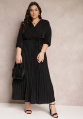 Czarna Kopertowa Sukienka z Gumką i Paskiem w Talii Zdobiona Plisowaniem Kaylina. Czarne sukienki Renee, l, z aplikacjami, bez kołnierzyka, plus size, bez ramiączek, maxi, kopertowe. Za 149.99 zł.